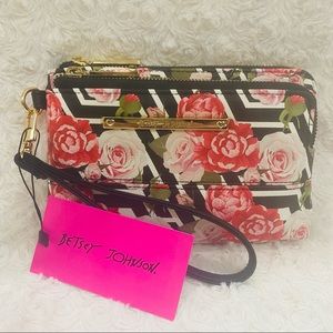 🖤🌹Betsey Johnson Striped Black/White Floral Talli Wristlet Pouch 🌹🖤